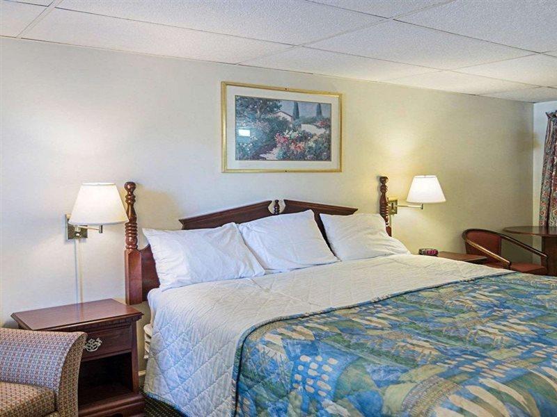 Rodeway Inn Westminster Екстер'єр фото